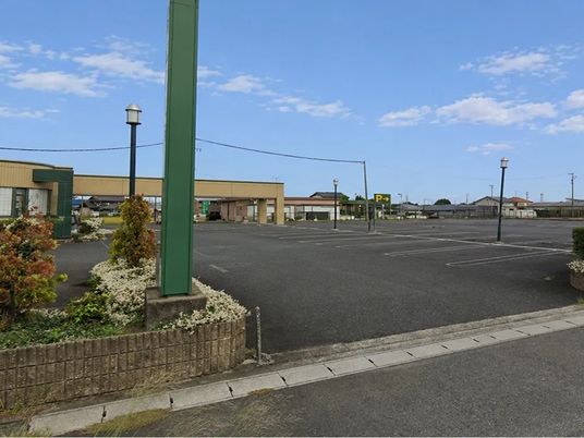 広い駐車場の外観