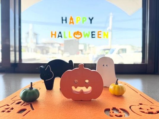 ハロウィン装飾の窓辺  