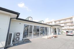 広々とした建物の外観