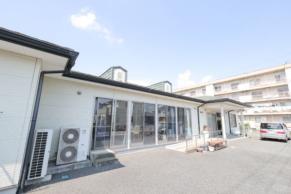 広々とした建物の外観