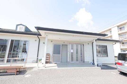 白い外壁の建物入口