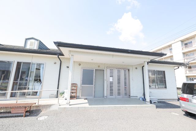 白い外壁の建物入口