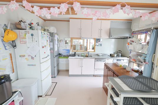 明るいキッチンの空間