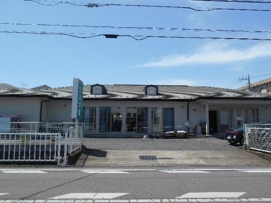 白い建物の入り口付近