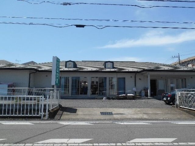 白い建物の入り口付近