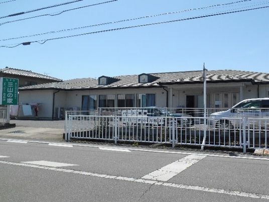 シンプルな外観の建物