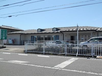 シンプルな外観の建物