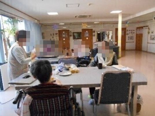 明るい食堂の様子