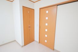 清潔な廊下の扉二枚