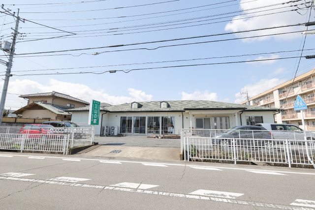 明るい建物の外観