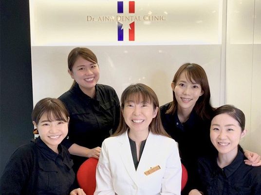 笑顔のスタッフが並ぶフロント  