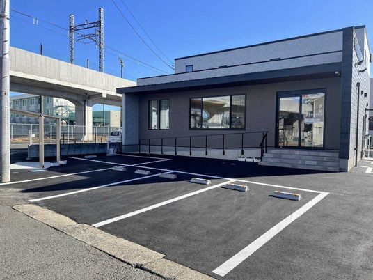 駐車場付きの外観  