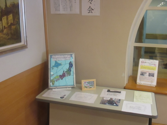掲示物の並ぶ廊下  