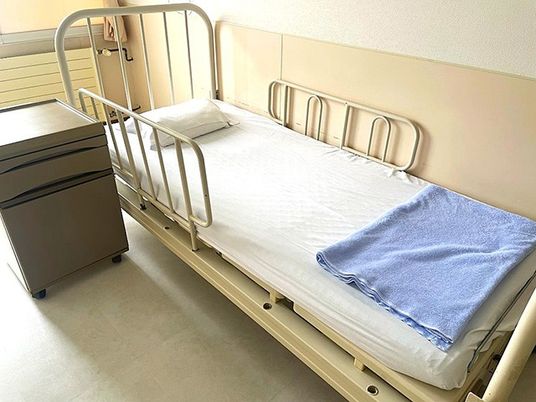 シンプルな居室のベッド  