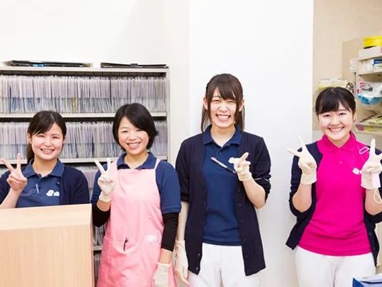 笑顔のスタッフが並ぶフロント  