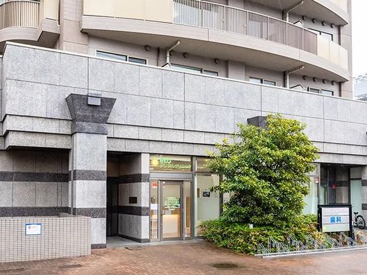 建物正面の外観  