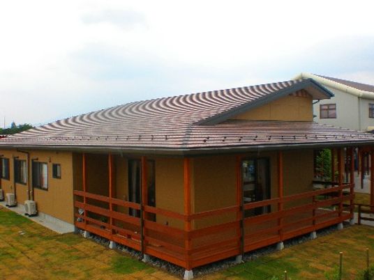明るい雰囲気の一階建て外観