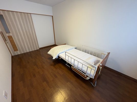 広々とした居室の床
