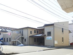 明るい外観の建物