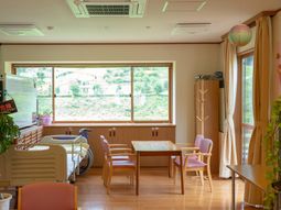 明るい日差しの多目的室