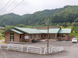 緑に囲まれた施設外観