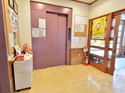 エレベーター前のエントランス
