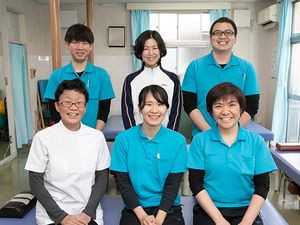 笑顔のスタッフ勢揃いの機能訓練室
