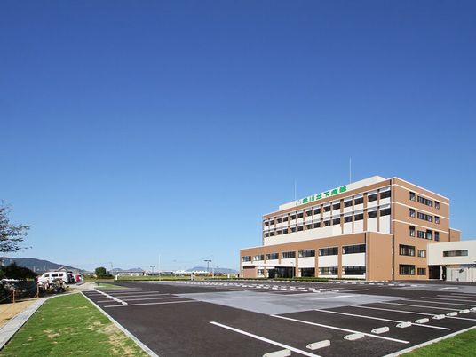 建物外観と駐車場  