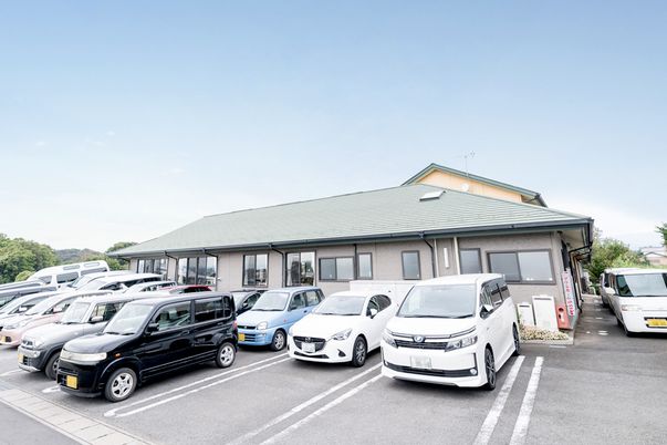 駐車場と建物外観