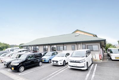 駐車場と建物外観