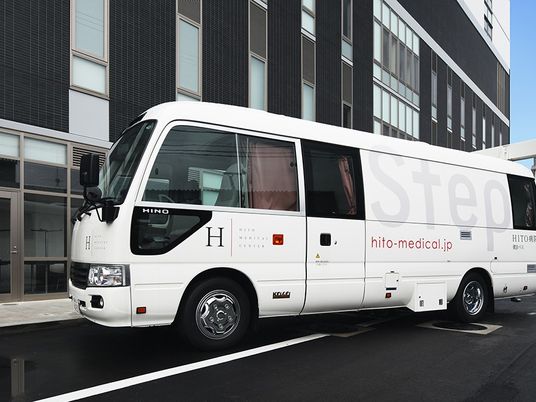 送迎車が停車する外観  