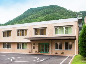 山を背にした外観  