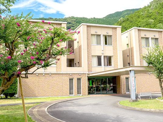 緑に囲まれた建物外観  