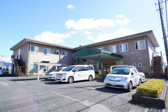 朝日に照らされた建物外観