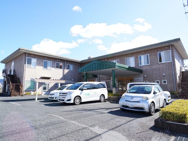 朝日に照らされた建物外観 外観 充実した設備が整った、清潔感あふれる建物です。通勤に便利な駐車スペースも完備しております。