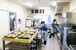 調理中のキッチンスタッフ