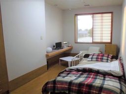 明るい居室の風景