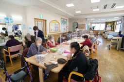 明るい食堂の様子