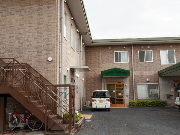 建物外観とエントランス