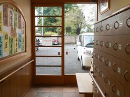 エントランスの明るい風景