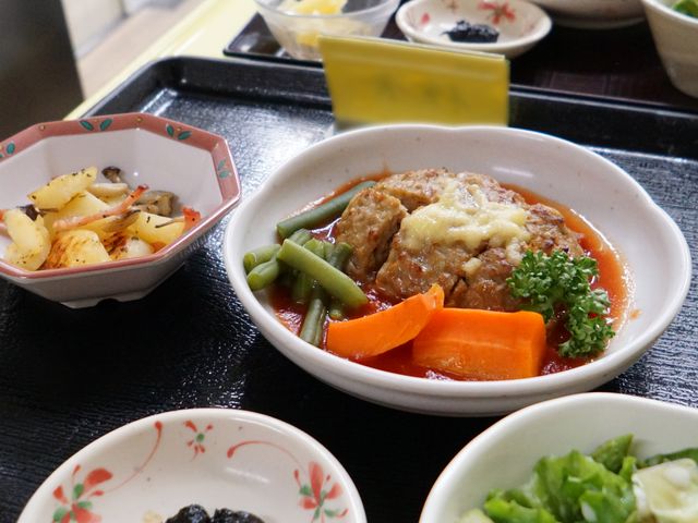 彩り豊かな手作り料理 食事 栄養バランスを考えた彩り豊かなお食事です。おいしさと健康を支える手作りの料理には心がこもっています。