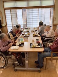 和室ダイニングの食事風景