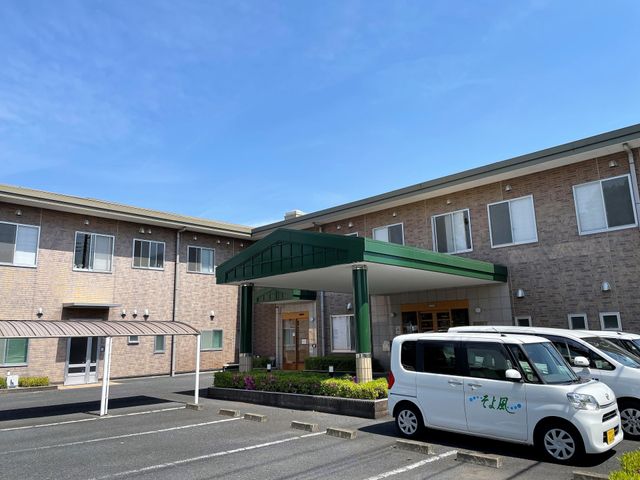 明るい外観の施設入口 外観 きれいに手入れされた花と緑が迎える入口は日差しがあふれ、どなたも明るい気持ちで一日を始められます。