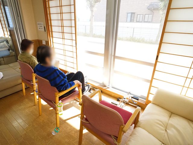日差し入る和室スペース 共有スペース 陽光溢れる座敷で、ゆったりと過ごしている様子が伺えます。ひとときの安らぎをお求めの方にぴったりの空間です。