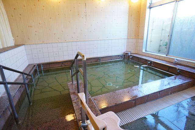 清潔な浴室の一角 浴室 ゆとりのある設計で、くつろぎの時間を提供する浴室です。手すりの設置により、安全にご利用いただけます。