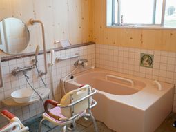 バリアフリー設計の浴室