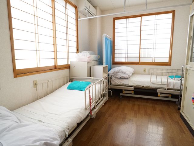 和風の明るい居室 居室 日差しが柔らかく差し込む、温もりのある空間です。一人一人のプライバシーも大切に配慮され、安心して過ごせる設計となっています。
