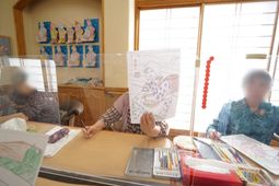 多目的室でのクラフト活動