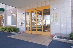 明るいエントランスの外観