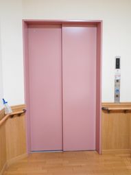 ピンクのエレベーター扉